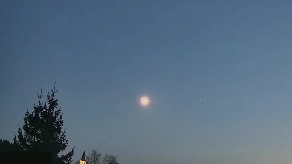 Avistan meteorito en Bélgica, Francia y Alemania; provoca daños a vivienda tras fragmentarse