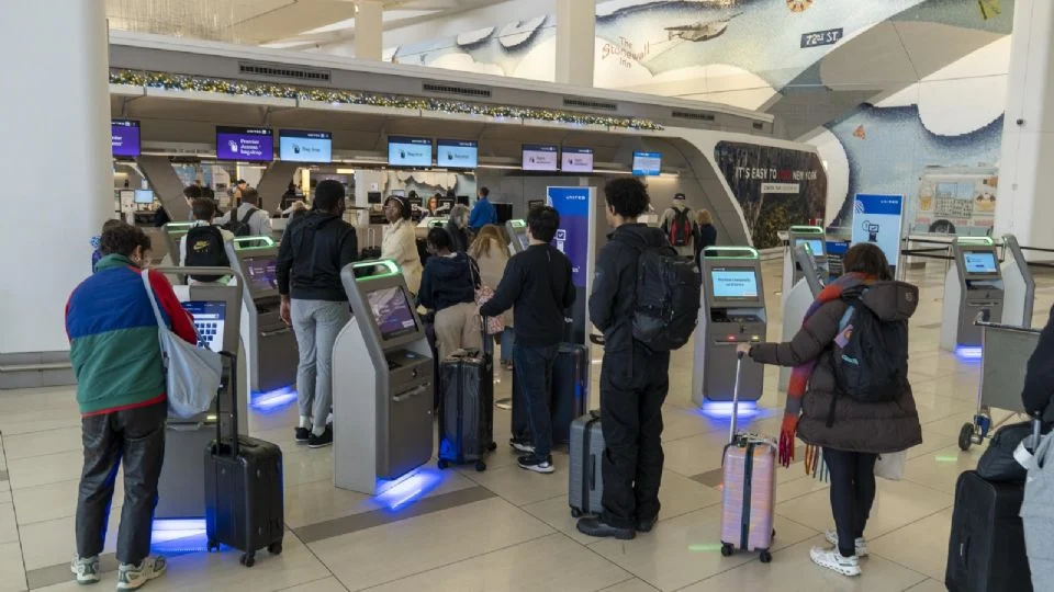 Reportan largas filas y retrasos de vuelos en aeropuertos de EU por el cierre parcial de Seguridad Nacional