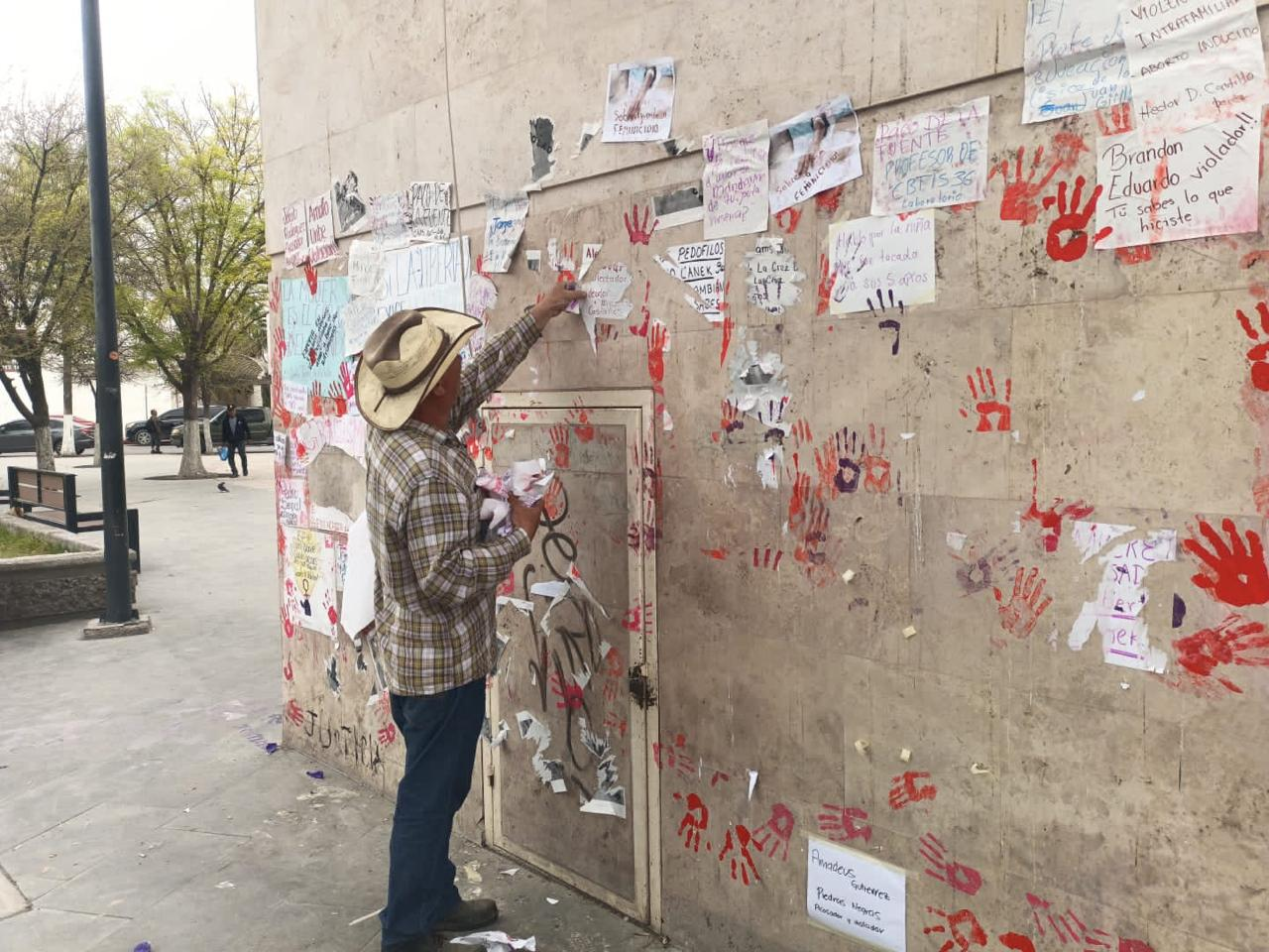 Limpian trabajadores municipales pintas en Plaza Principal tras 8M