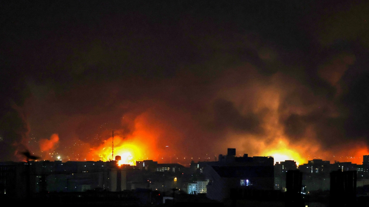 Israel lanza ataques cerca de Beirut, enviado dice que desarmar a Hezbolá podría poner fin a la guerra