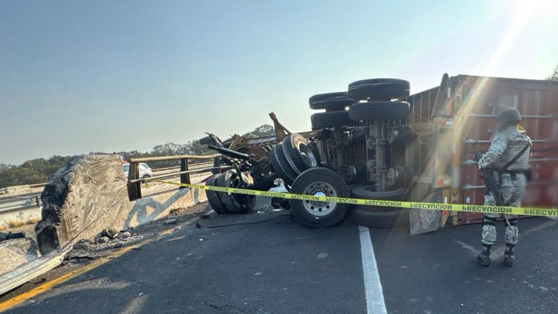 Tráiler vuelca y queda colgado en puente de la autopista de Occidente en Michoacán: hay un mu3rto