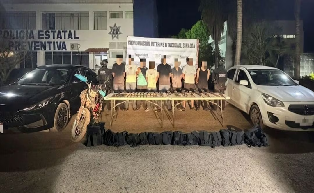 Detienen a 8 durante operativo de vigilancia en Culiacán; decomisan 10 arm4s de fuego y equipos tácticos