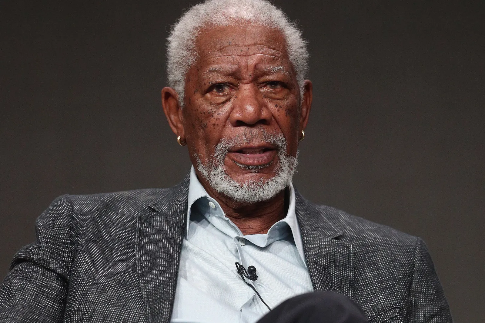 Morgan Freeman arremete contra Trump y lo llama “delincuente convicto” en televisión en vivo