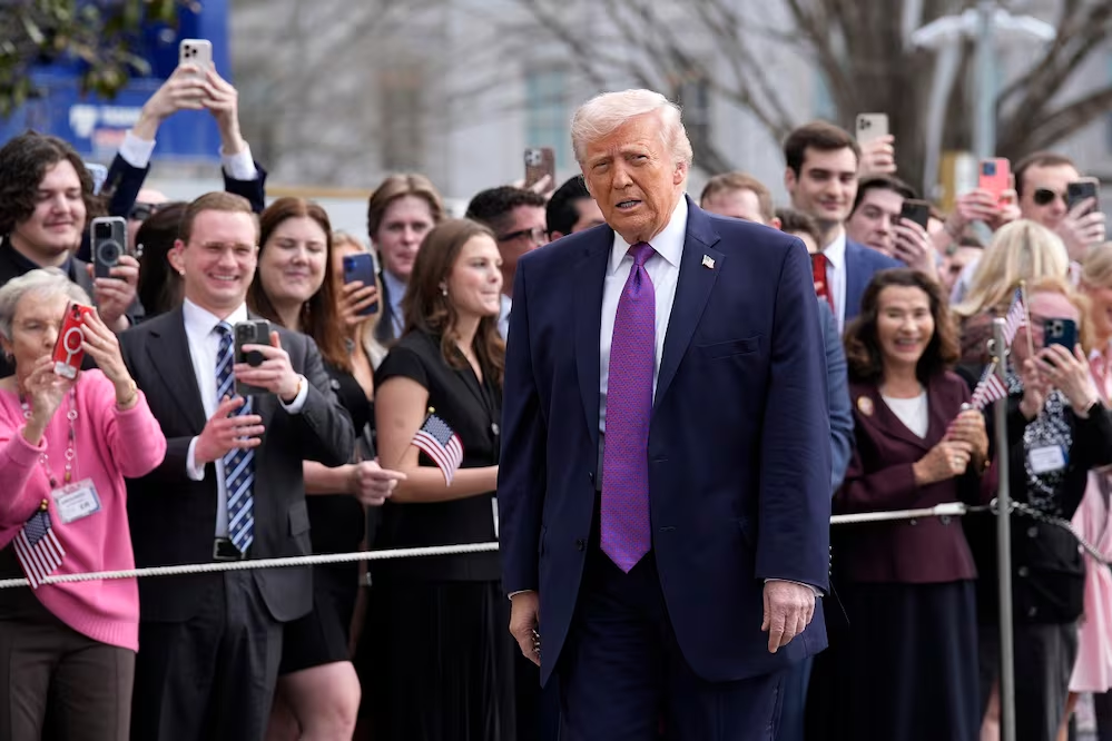 Trump promete que pronto habrá «seguridad» para petroleros en el estrecho de Ormuz; EU destruyó casi todos los buques iraníes, dice