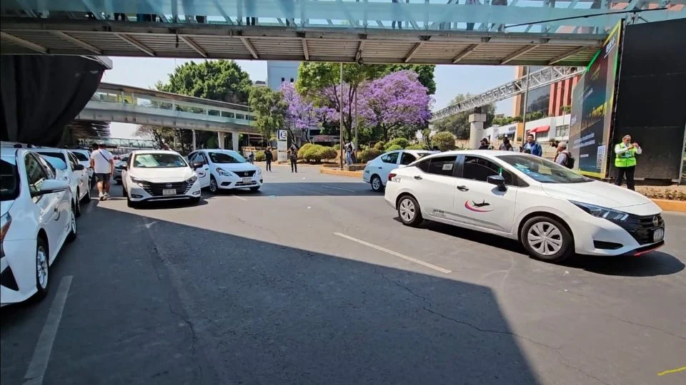 Taxistas logran acuerdo a su favor después de bloqueo del AICM; liberan la Terminal 1 tras dos horas y media