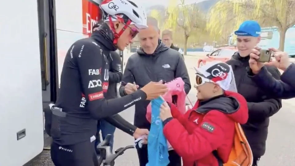 “¡Eres un grande, rómpela!”: un niño italiano se rinde al mexicano Isaac del Toro tras pedirle un autógrafo en la carrera Tirreno-Adriático