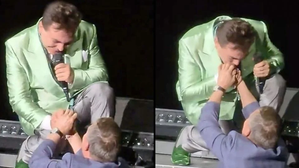 Emociona a Cristian Castro presencia de Julio César Chávez en su concierto en el Auditorio: pide ovación y le besa la mano