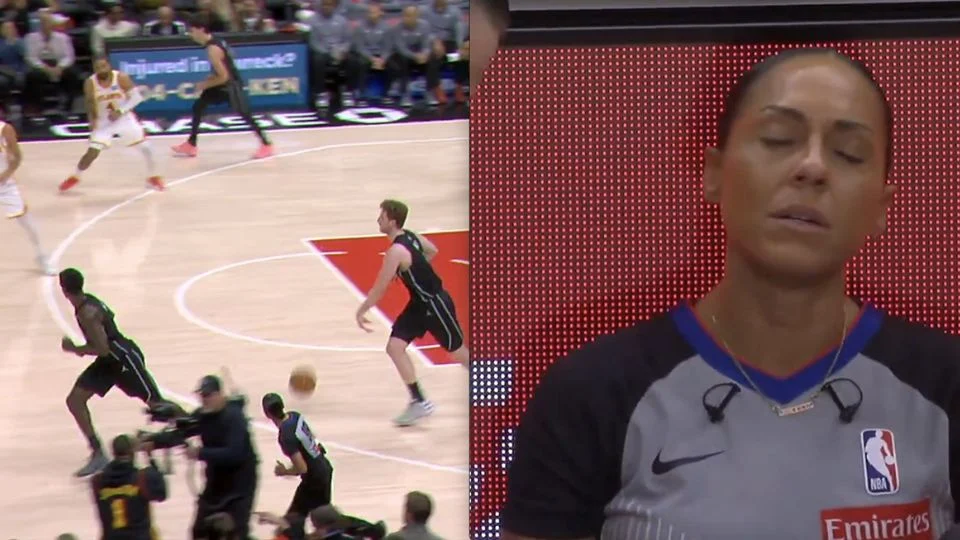 Árbitra de la NBA choca con un camarógrafo en pleno partido y cae a la duela aturdida tras golpearse la cabeza