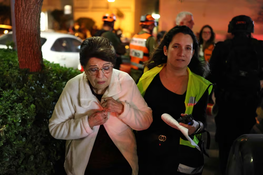 Misil de racimo iraní impacta en edificio residencial cerca del aeropuerto de Tel Aviv; buscan a posibles personas atrapadas
