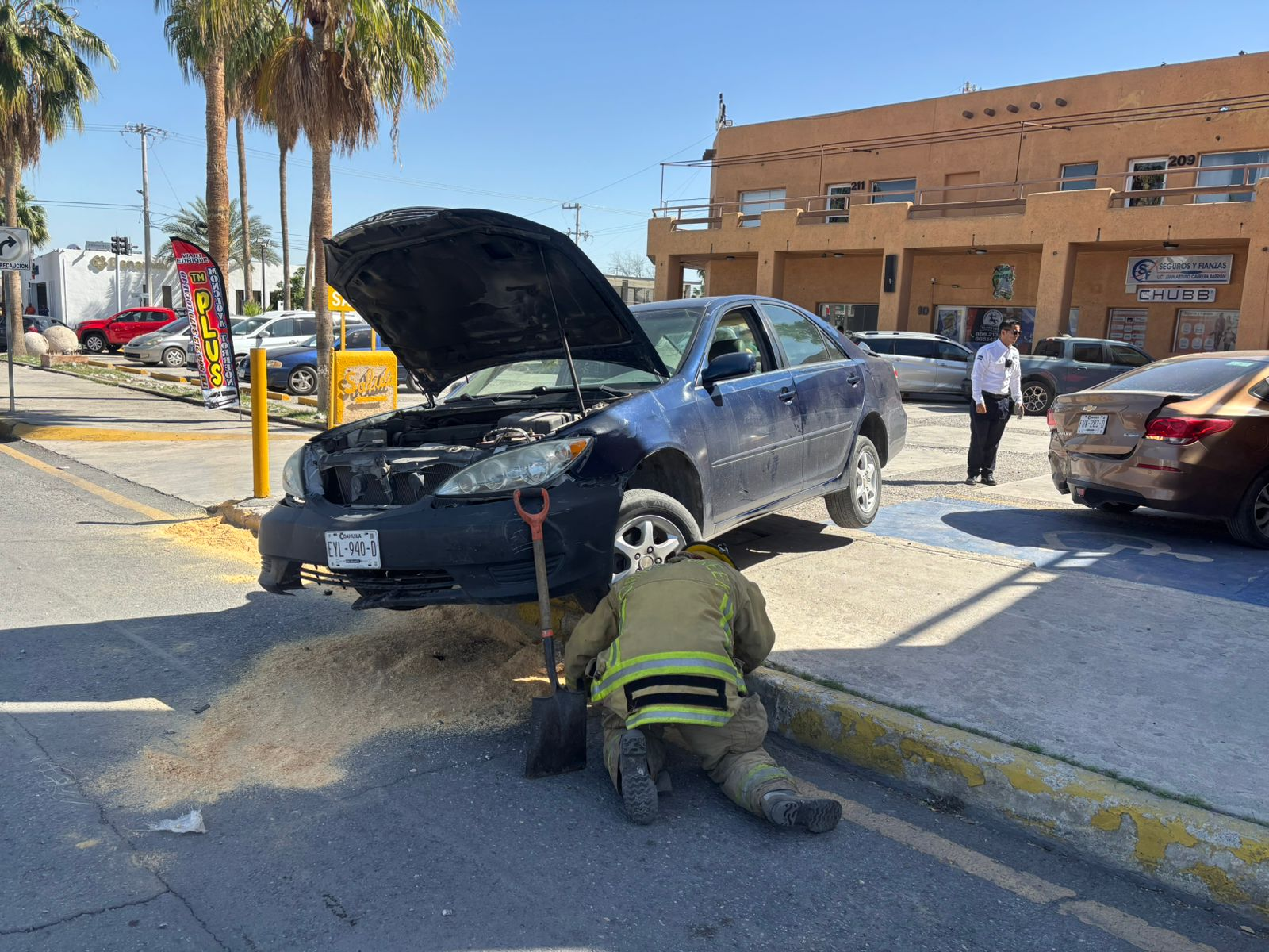 Confunde acelerador con freno y choca en plaza comercial