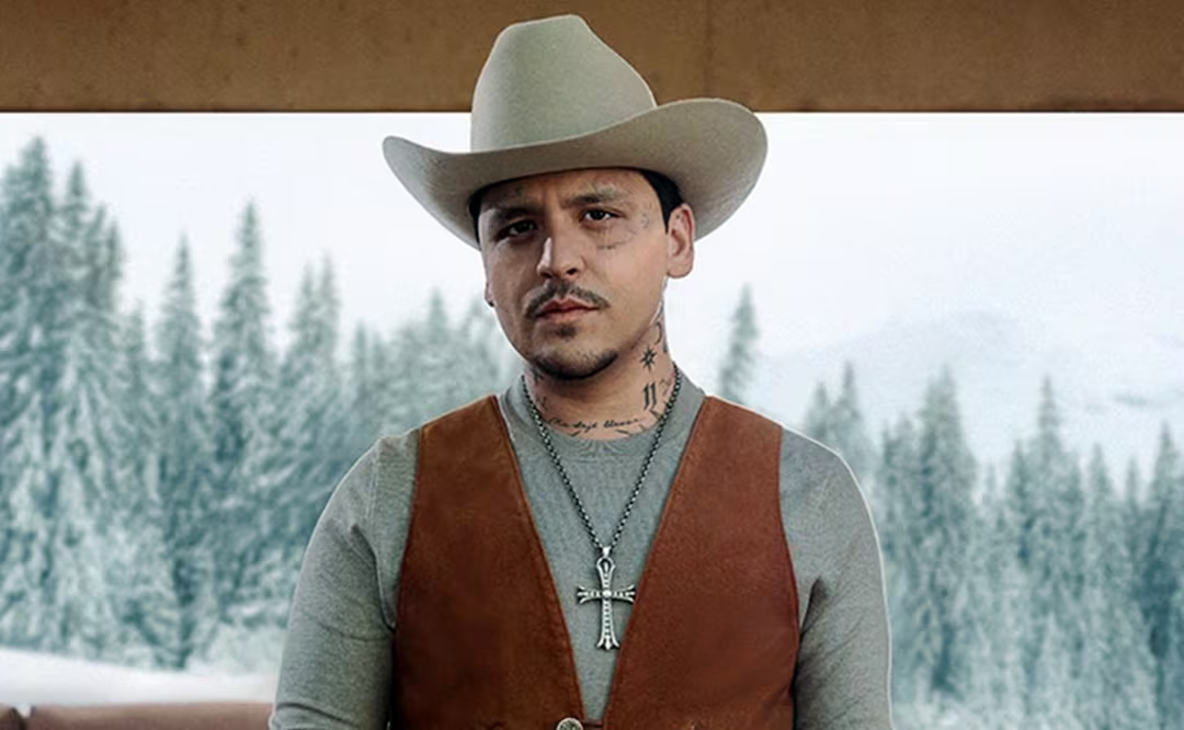 Christian Nodal continúa borrándose los tatuajes del rostro; así luce ahora: «andaba entre Freddy Krueger y Deadpool»