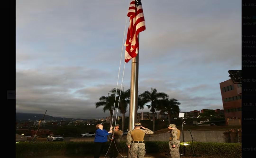 Estados Unidos iza bandera en su embajada en Venezuela tras 7 años; comienza «nueva era» en las relaciones entre ambos