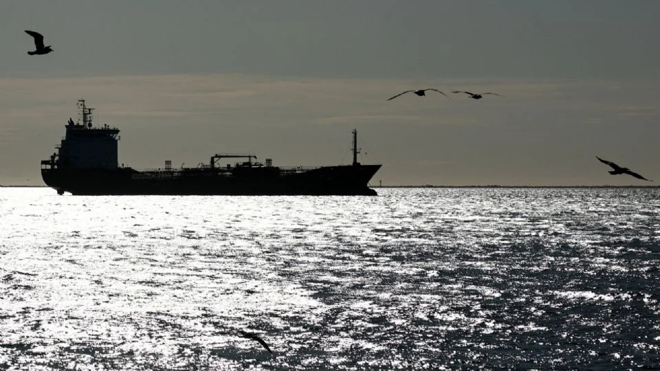 Precio del petróleo sube más del 40% en las primeras dos semanas del conflicto de Medio Oriente