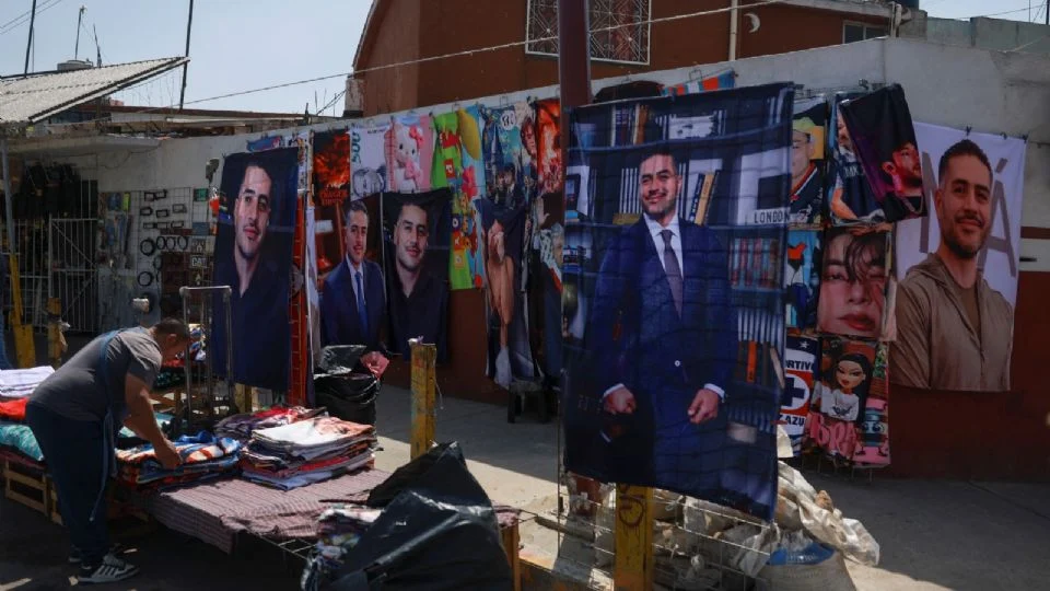 Harfuch acapara reflectores en la prensa internacional por accesorios de fans que lo muestran sin camisa