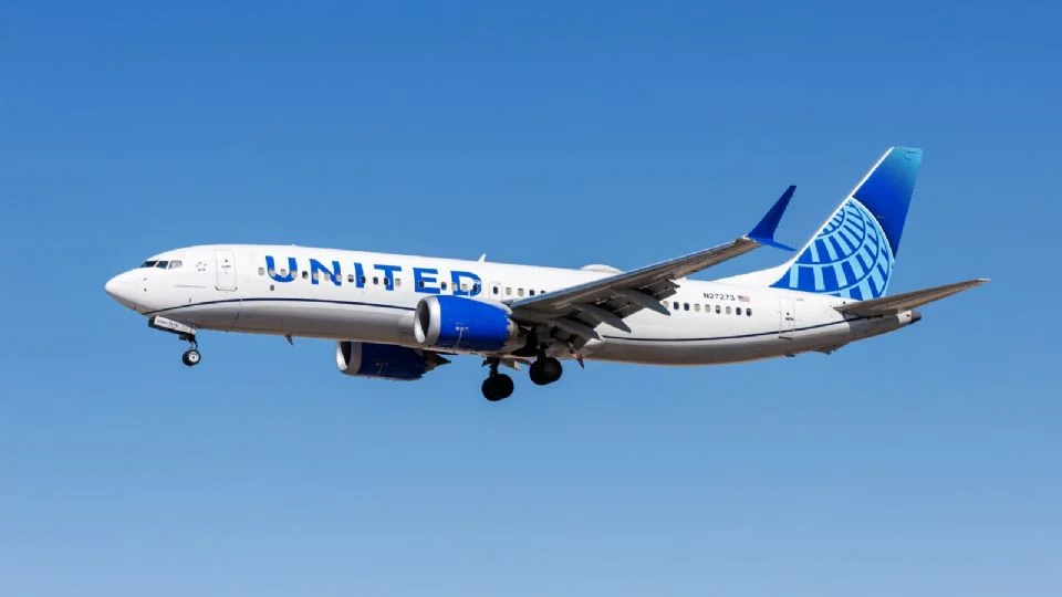 Aterriza de emergencia un avión con 180 pasajeros en Los Ángeles por fallas en el motor