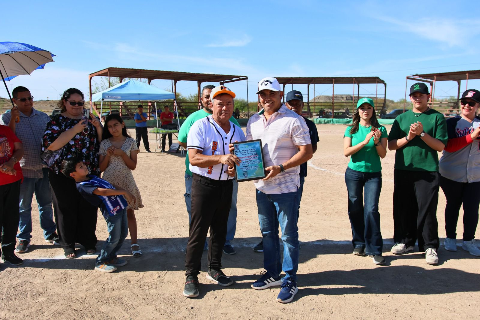 INAUGURA CHANO DÍAZ LA 8ª TEMPORADA DE LA LIGA DE SOFTBOL VARONIL DE AGUJITA