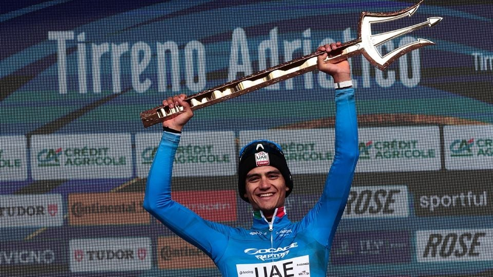 ¡‘Torito’, campeón! Isaac del Toro es el primer mexicano que conquista el ‘Tridente’ al ganar la carrera Tirreno-Adriático