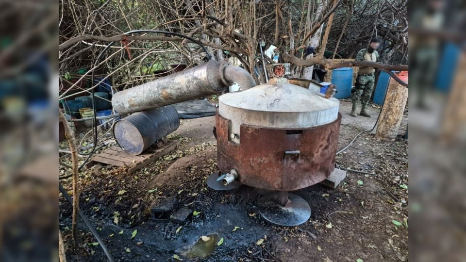 Encuentran laboratorio clandestino en Culiacán y aseguran 800 kilos de m*tanfetamina