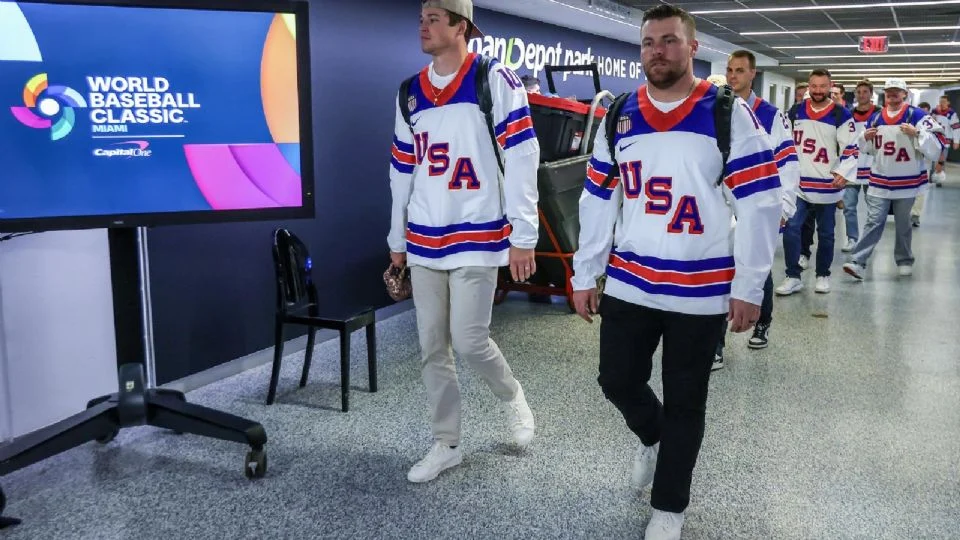 El equipo de Estados Unidos llega a la Final del Clásico Mundial de Beisbol con los jerseys de los campeones de hockey en JO de Invierno