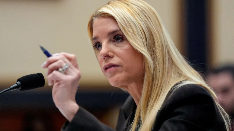 Citan a Pam Bondi a comparecer ante el Congreso de EU por la investigación sobre Epstein