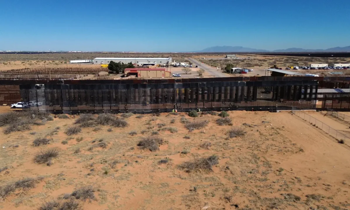 EU construye muro negro en la frontera con México para dificultar escalada de migrantes