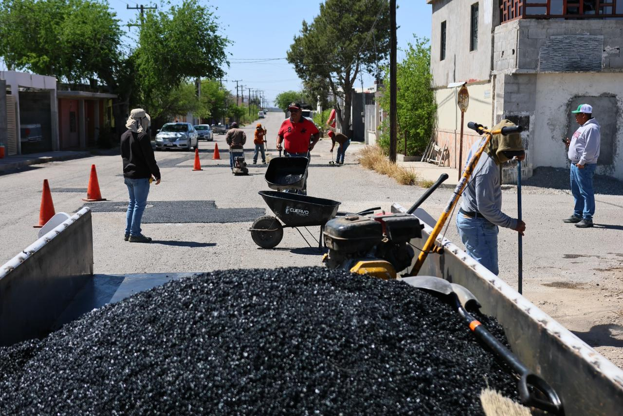 INTENSIFICA CHANO DÍAZ TRABAJOS DE BACHEO EN COLONIA REYNERA Y LAS LOMAS