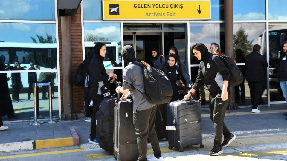La selección de futbol femenil de Irán regresa a su país tras retirar solicitudes de asilo por temor a represalias del gobierno