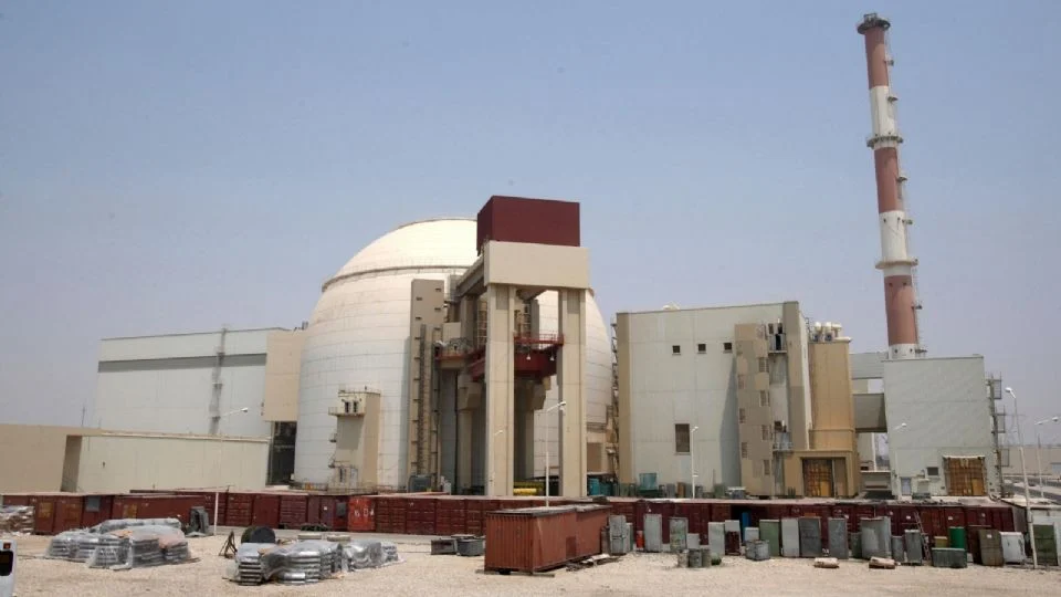 Proyectil alcanza a central nuclear iraní cerca del golfo Pérsico, reporta la OIEA