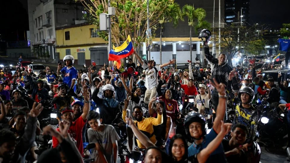 ¡Júbilo! Venezolanos salen a las calles para celebrar su título en el Clásico Mundial de Beisbol y declaran día de asueto nacional