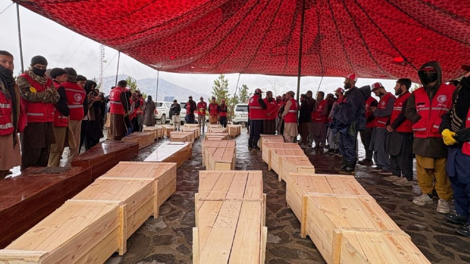 Despiden en funeral masivo a un grupo de las 400 víctimas del at*que aéreo contra un hospital en Kabul