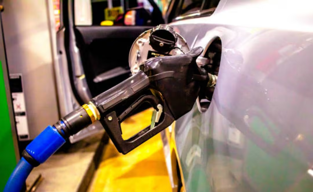 Precio de la gasolina en EU llega a su nivel más alto desde 2023; podría empeorar si la guerra en Irán se prolonga