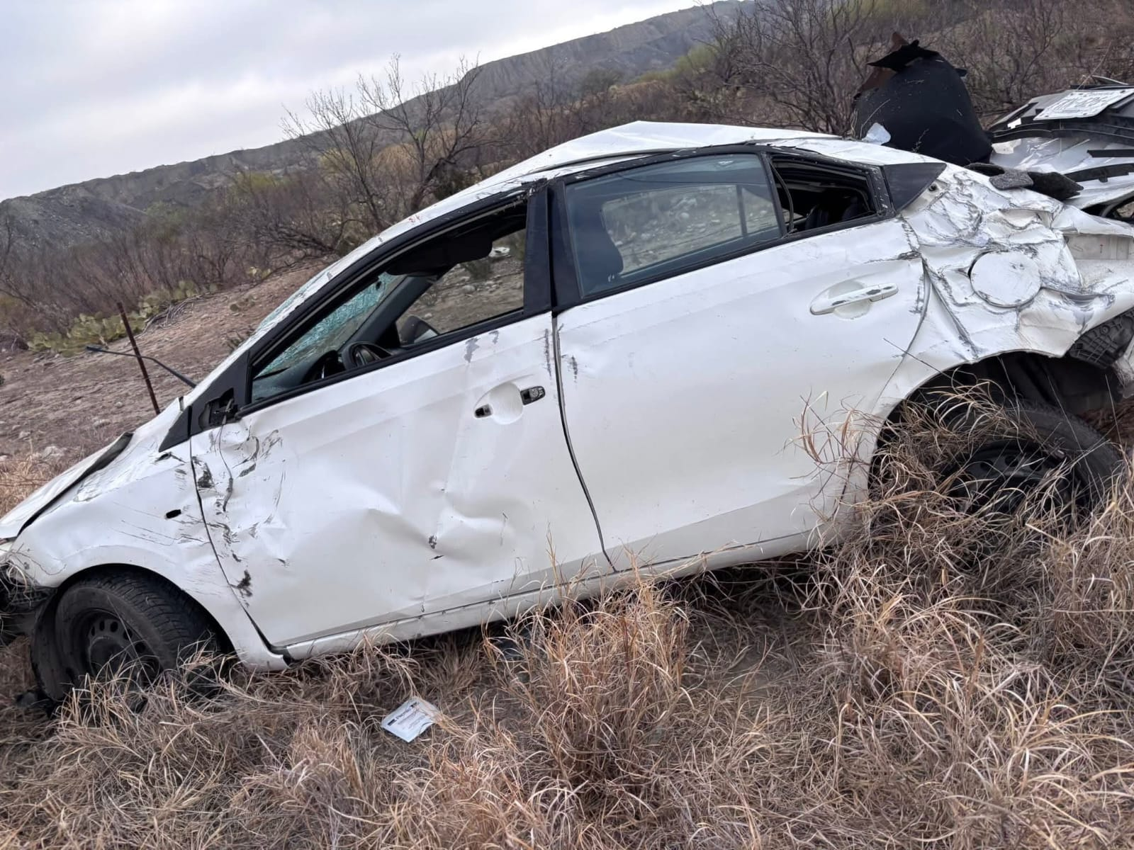 Mujer resulta lesionada tras volcadura en la carretera 57