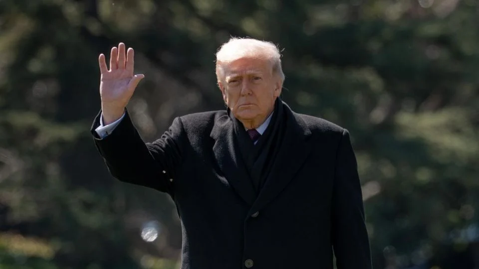 Trump suspende una ley de hace 100 años para bajar costo de la gasolina tras el conflicto con Irán