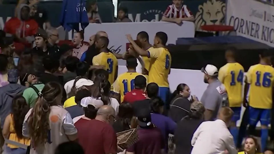Pudo ser una tragedia: futbolistas inician p*lea en la cancha e invaden las gradas para confrontar a los aficionados