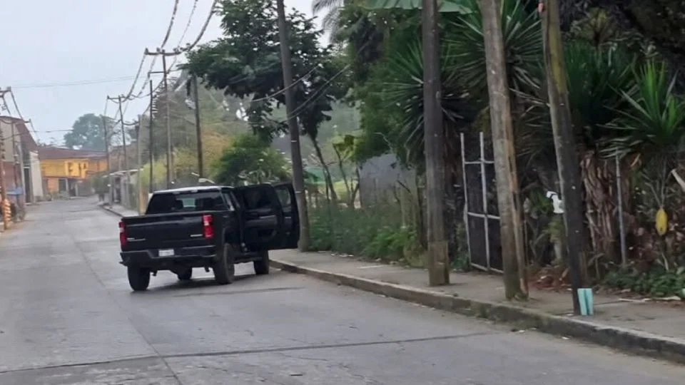 Atentan contra exalcalde morenista en Veracruz; su camioneta recibe varios impactos de b4la