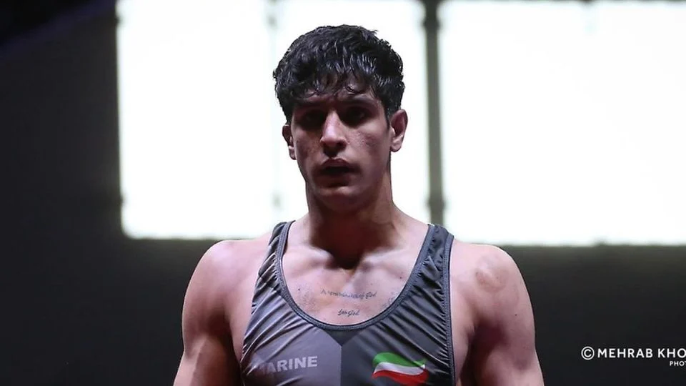 Irán ej*cuta a campeón de lucha libre de 19 años junto a otras dos personas en un acto público; los habrían obligado a confesar el as*sinato de dos policías