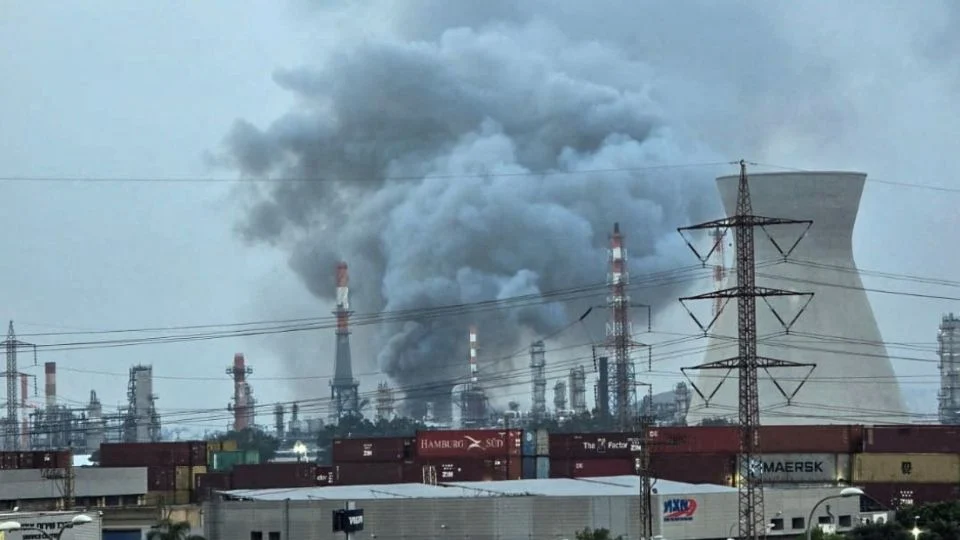 Ataque con misiles iraníes impacta contra una refinería al norte de Israel; reportan apagones