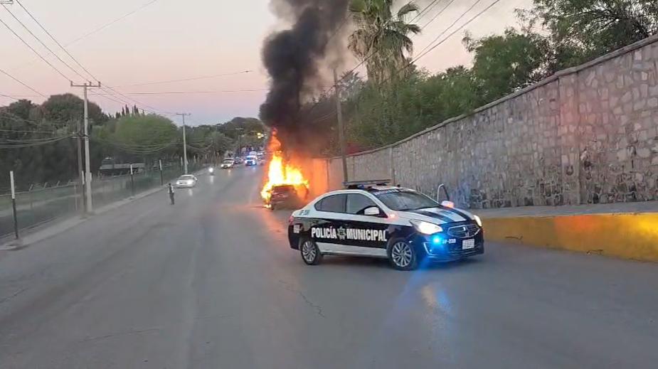 Rescata madre a 3 menores de auto que se incendia