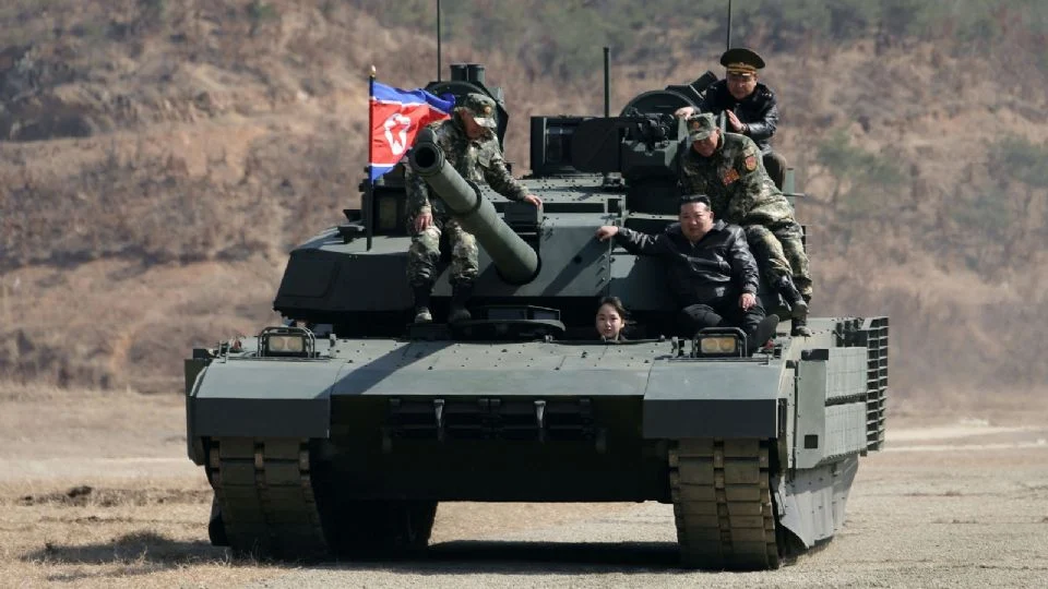 La hija de Kim Jong-un hace nueva aparición: conduce un tanque durante un entrenamiento militar