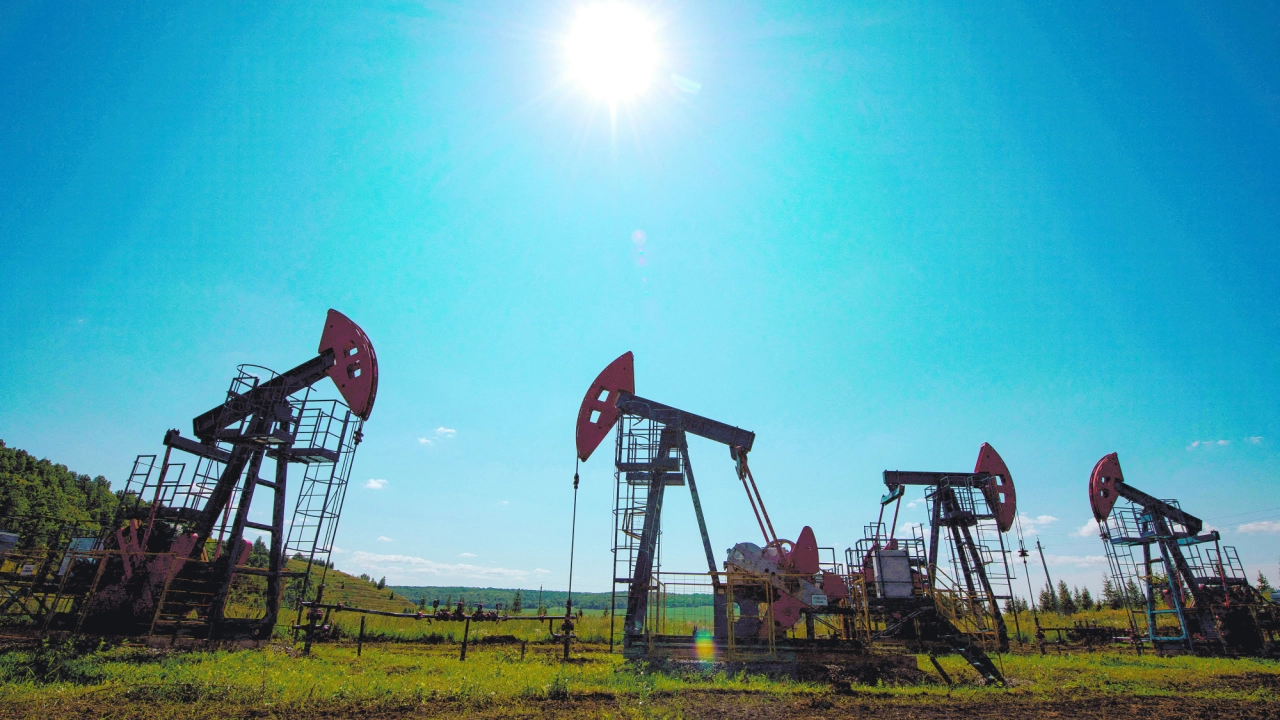 Precios del petróleo suben ante la falta de avances en Oriente Medio y ataques a refinerías