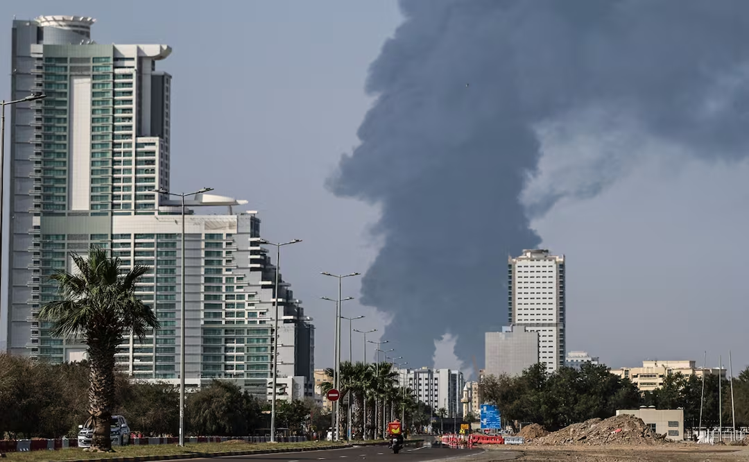 Barco de pasajeros se incendia tras ataque en la isla iraní de Kharg, reportan medios; no había personas a bordo de la embarcación
