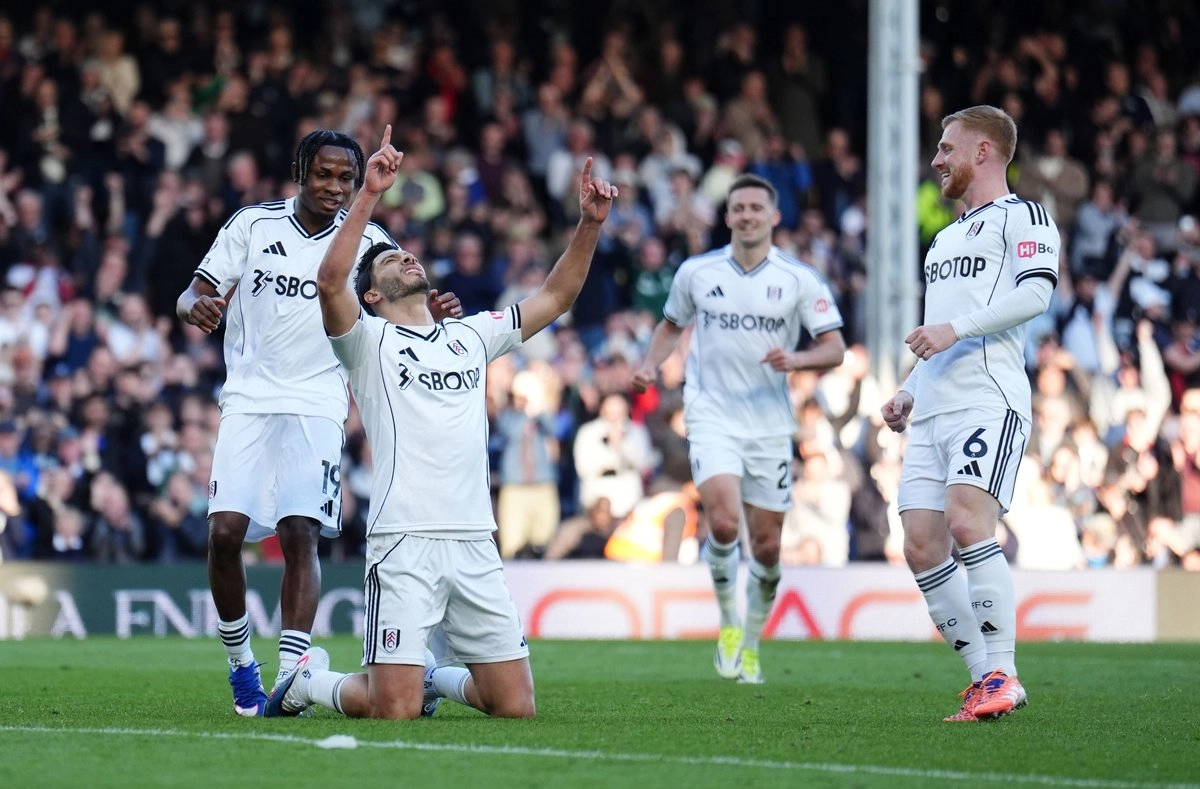 Raúl Jiménez anota en el triunfo del Fulham y le dedica de forma emotiva el gol a su padre