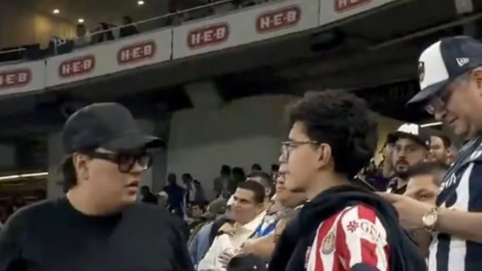 Aficionado g*lpea a su hijo y agr*de a reportero que grabó lo sucedido en el partido entre Rayados y Chivas