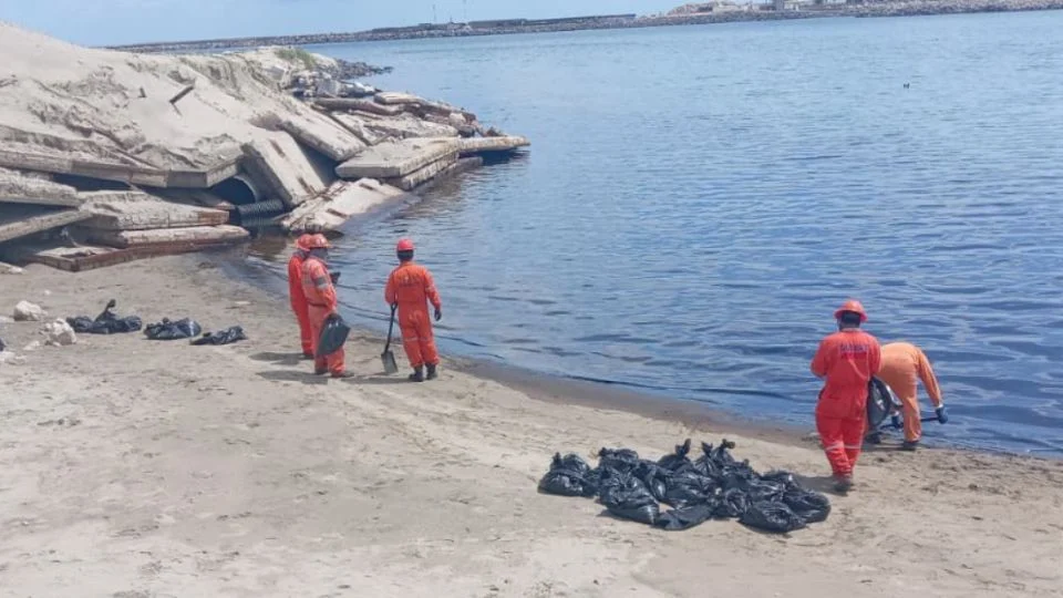 Suman 240 kilogramos recolectados de residuos contaminados por el derrame en la refinería de Dos Bocas