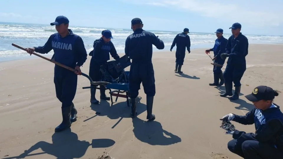 Suspenden la pesca en cuatro municipios de Veracruz por el derrame; suman 42 localidades afectadas