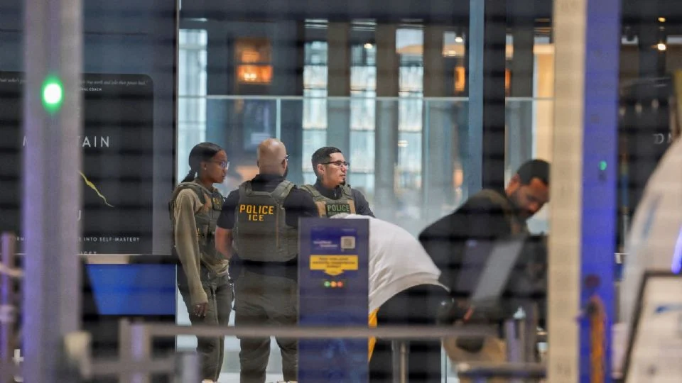 Detectan humo en el aeropuerto de Newark y suspenden temporalmente las operaciones