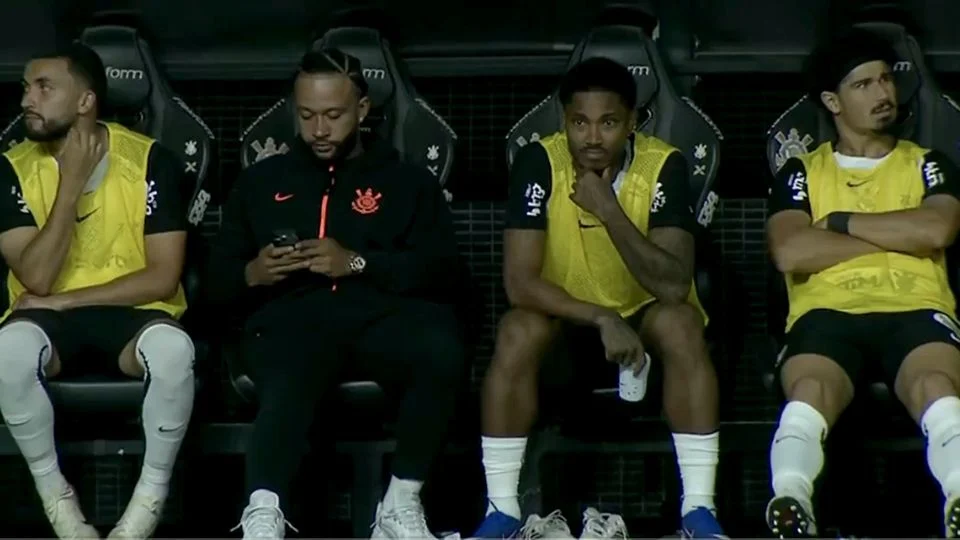 Memphis Depay, jugador del Corinthians, sale lesionado de un partido y en la banca saca su celular para chatear