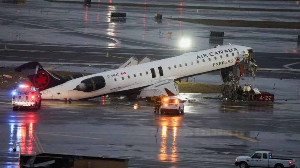 Mu3ren dos personas por la colisión de un avión de Air Canada en el aeropuerto LaGuardia, en Nueva York