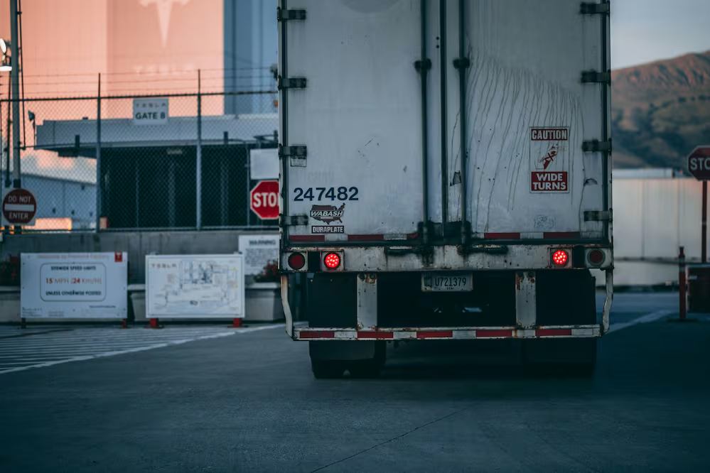 Rescatan a más de 200 migrantes en tráiler en Xalapa; estaban encerrados en caja asegurada en corralón