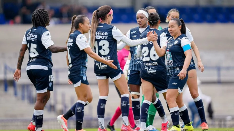 Aficionados de Pumas Femenil ‘marcan territorio’ y corren de las gradas de CU a familiares de Charlyn Corral, delantera de Pachuca
